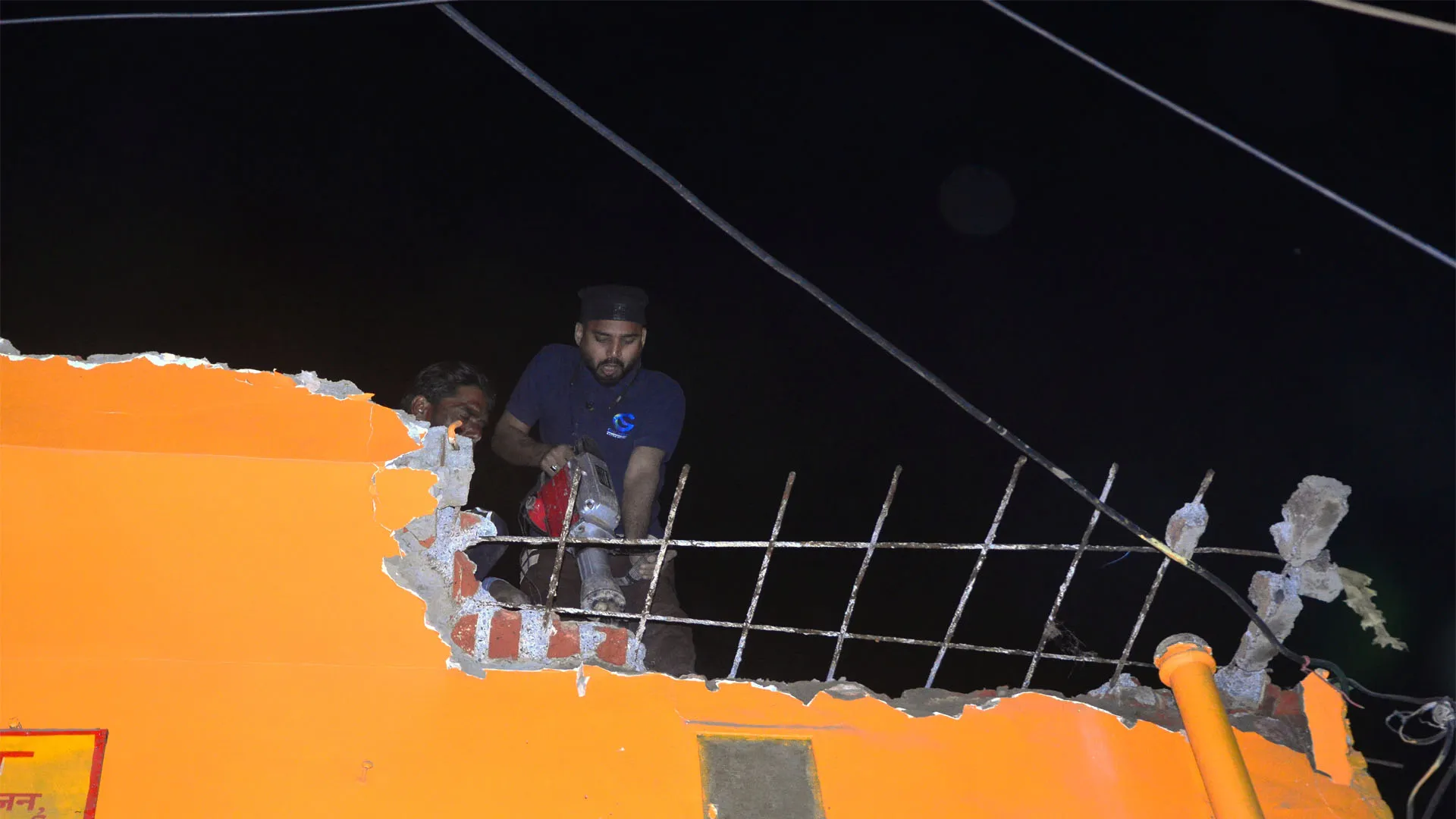 Bareilly: पंचमुखी हनुमान मंदिर का हिस्सा खुद हटाया गया...शिफ्ट होगी दिव्य मूर्ति