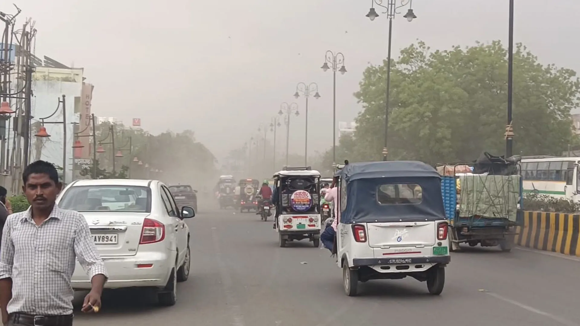 बदला मौसम का मिजाज: तेज हवाओं और बूंदाबांदी ने फिजा में पैदा की ठंडक, आंधी के खौफ से किसान परेशान