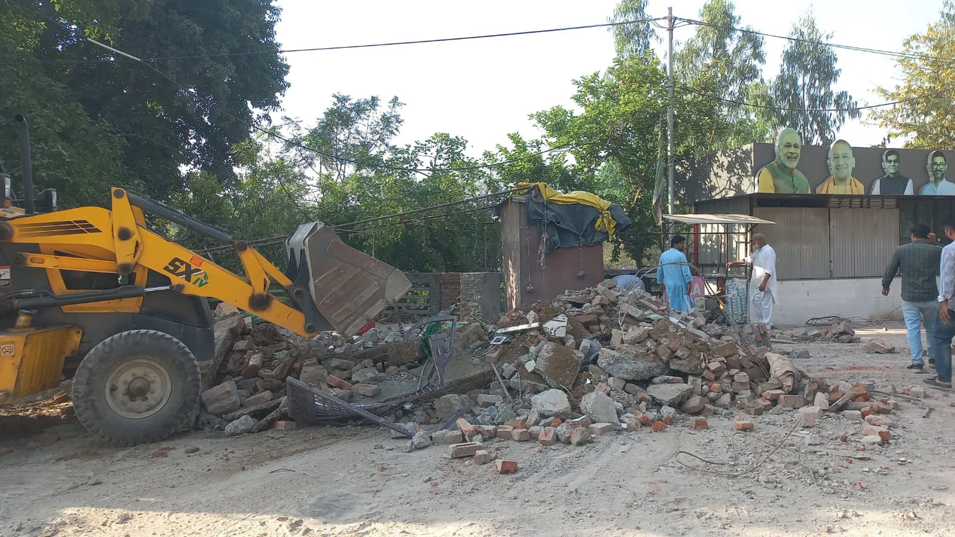 Rampur: बिलासपुर में दो मजारों पर चला बुलडोजर...सड़क चौड़ीकरण में बन रहे थे बाधा