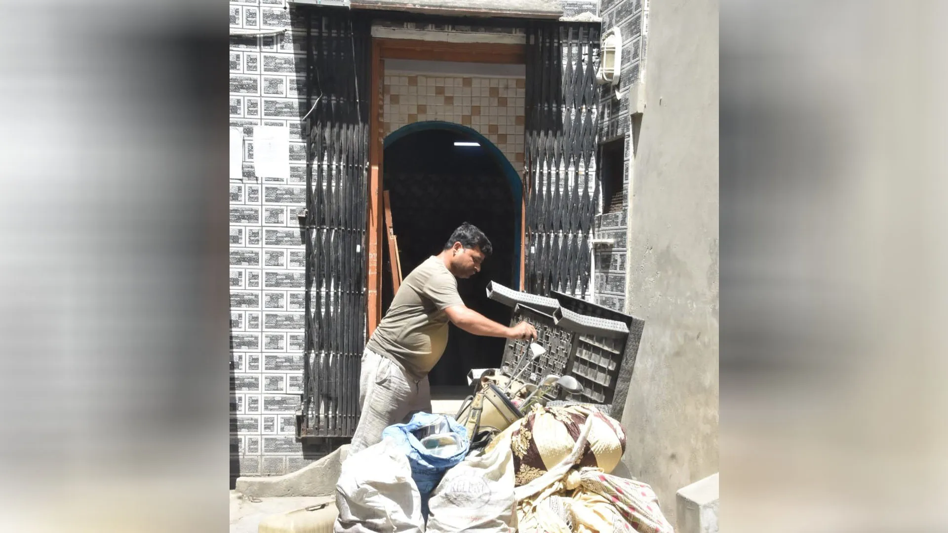 Moradabad:जज के पिता के हत्यारोपी के घर की कुर्की...दरवाजे-खिड़की उखाड़ किया सामान जब्त