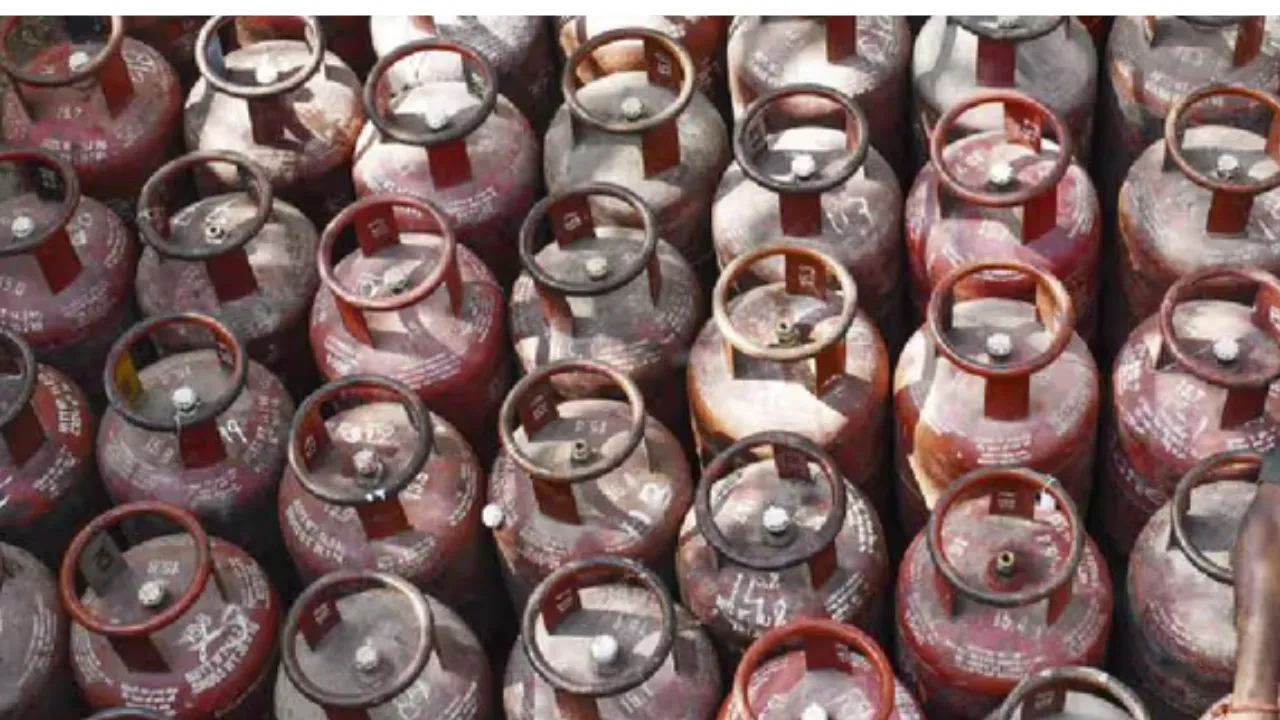 Varanasi News: कमर्शियल LPG की कालाबाजारी, बंद पड़े पेट्रोल पंप में मिला सिलेंडरों का जखीरा