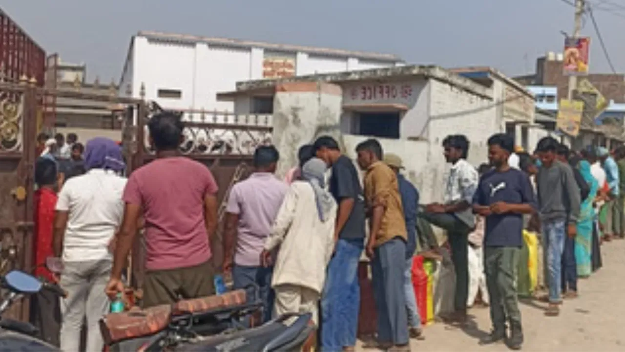 कुशीनगर में रसोई गैस संकट बरकरार: लंबी कतारें, बिना बुकिंग वाले उपभोक्ता खाली हाथ, सर्वर लोड से बढ़ी परेशानी