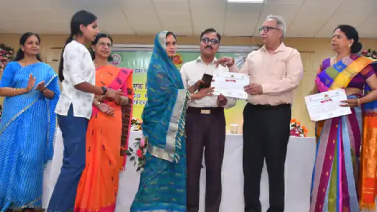 Ayodhya News: उपकार महानिदेशक ने की कृषि विश्वविद्यालय में की समीक्षा, कुलपति बोले- छोटे-छोटे प्रयास से समाज में बड़ा बदलाव संभव