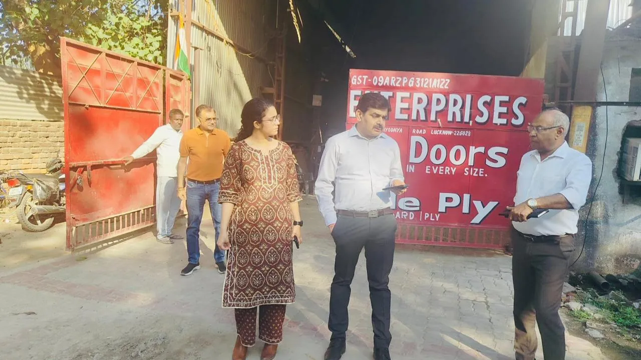 कृषि यूरिया की हेराफेरी की आशंका... टीजी यूरिया की छापेमारी, चार इकाइयों में ताला, एक से लिया नमूना