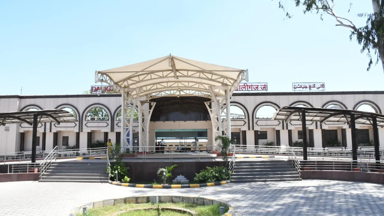 अमृत भारत योजना से संवर रहा डालीगंज स्टेशन, 28.45 करोड़ रुपये की लागत से कराए जा रहे कार्य