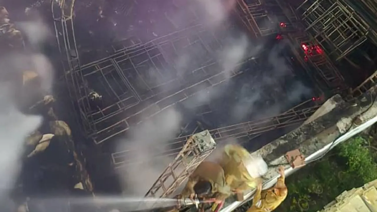 नोएडा : टेंट के सामान में लगी भीषण आग, दमकल की गाड़ियों ने पाया काबू 