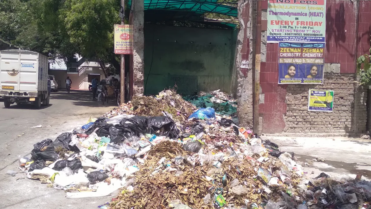 नगर आयुक्त के आदेश की उड़ रहीं धज्जियां! 7 बजे के बाद निकल रही कूड़ा उठाने वाली गाड़ियां, शहर में कूड़े के ढेर