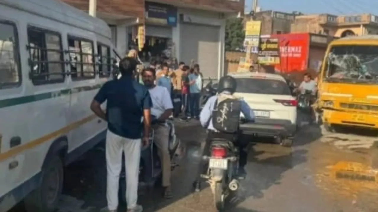 Noida News: दो स्कूल बस आपस में टकराई, सात बच्चे और चालक घायल 