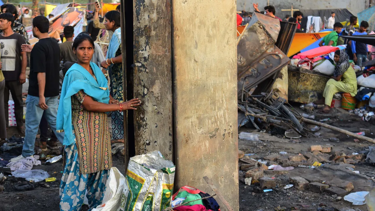 Lucknow Vikasnagar Fire Tragedy: मदद को बढ़े हाथ, अग्निकांड पीड़ितों को खुलकर मिल रहा सहयोग