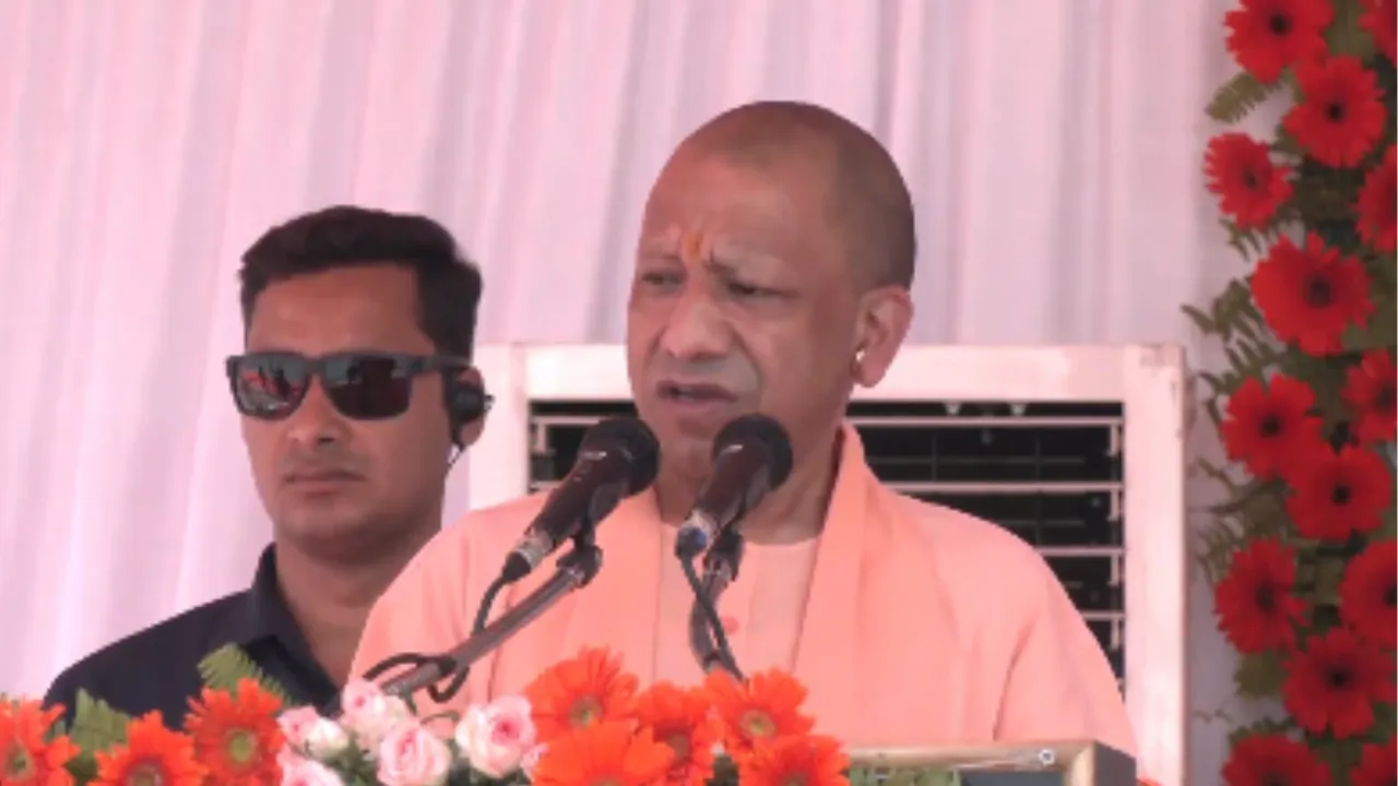 सीएम योगी ने सपा साधा निशाना, कहा- पिछली सरकारें गंदगी में डूबी थीं, अब है स्वच्छता और विकास