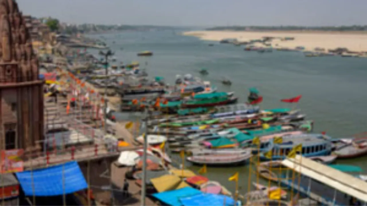 Varanasi News: गंगा में नियम तोड़कर नौका संचालन पर छह नाविकों पर केस, तीन नावें सीज 