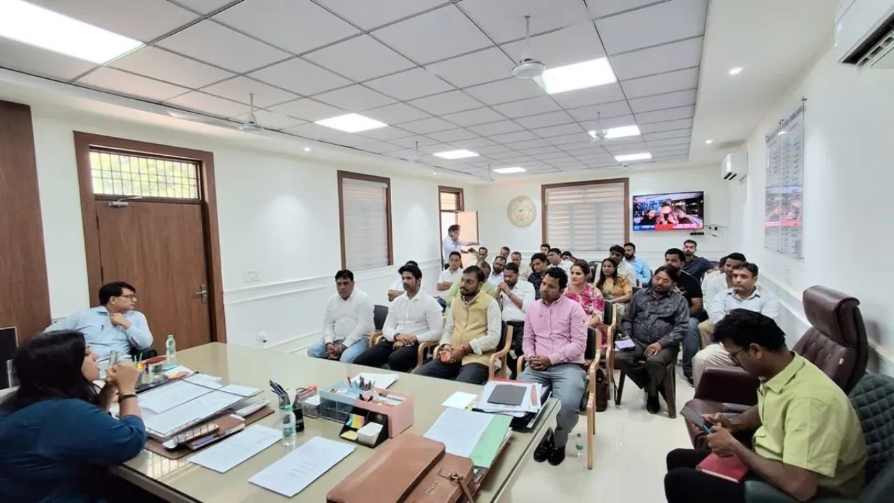 Noida Violence: श्रमिकों के व्यवहार की जिम्मेदारी एजेंसी की भी, उपद्रव होने पर एजेंसी को ब्लैकलिस्ट एवं लाइसेंस निरस्तीकरण की चेतावनी 