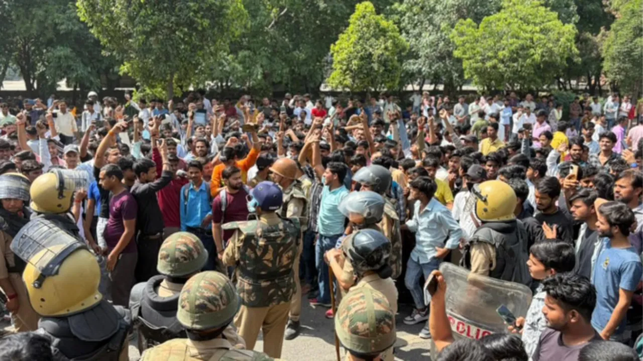 नोएडा में मजदूरों का प्रदर्शन हिंसक: गाड़ियां जलाईं, तोड़फोड़ और पथराव से बिगड़े हालात 