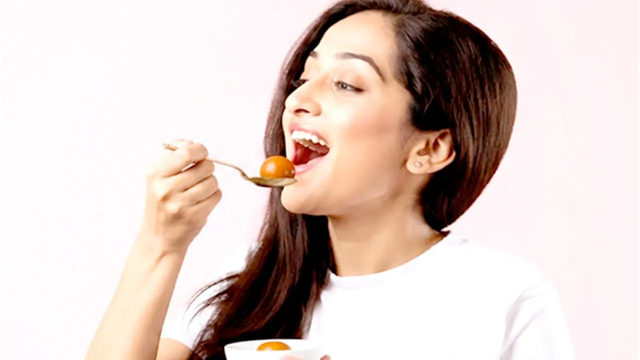 मीठा कम करें, जीवन में सेहत भरें... जानें चीनी छोड़ने के चमत्कारी फायदे