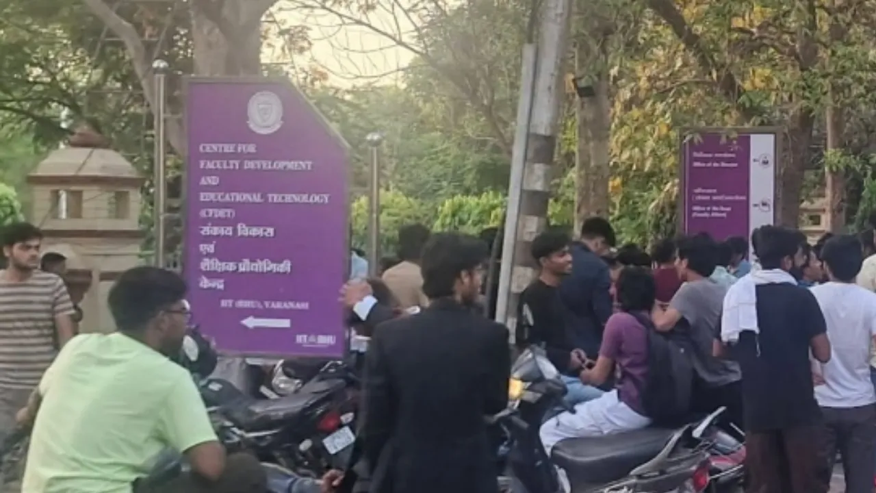आईआईटी बीएचयू में छात्रों ने किया प्रदर्शन, यूथ पार्लियामेंट्री चुनाव में गड़बड़ी का लगाया आरोप