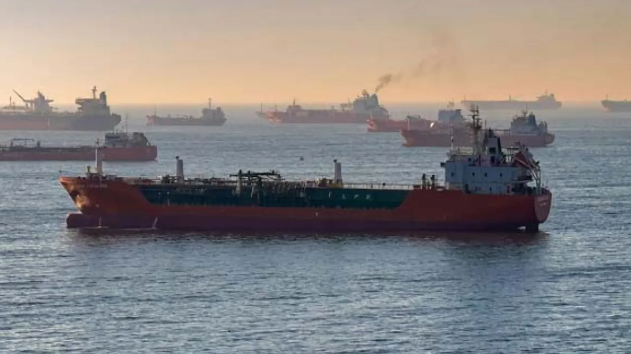 ईरान ने Strait of Hormuz खोला! प्रतिदिन 10 जहाजों को अनुमति, सुपरटैंकर पर 20 लाख डॉलर का लगा शुल्क