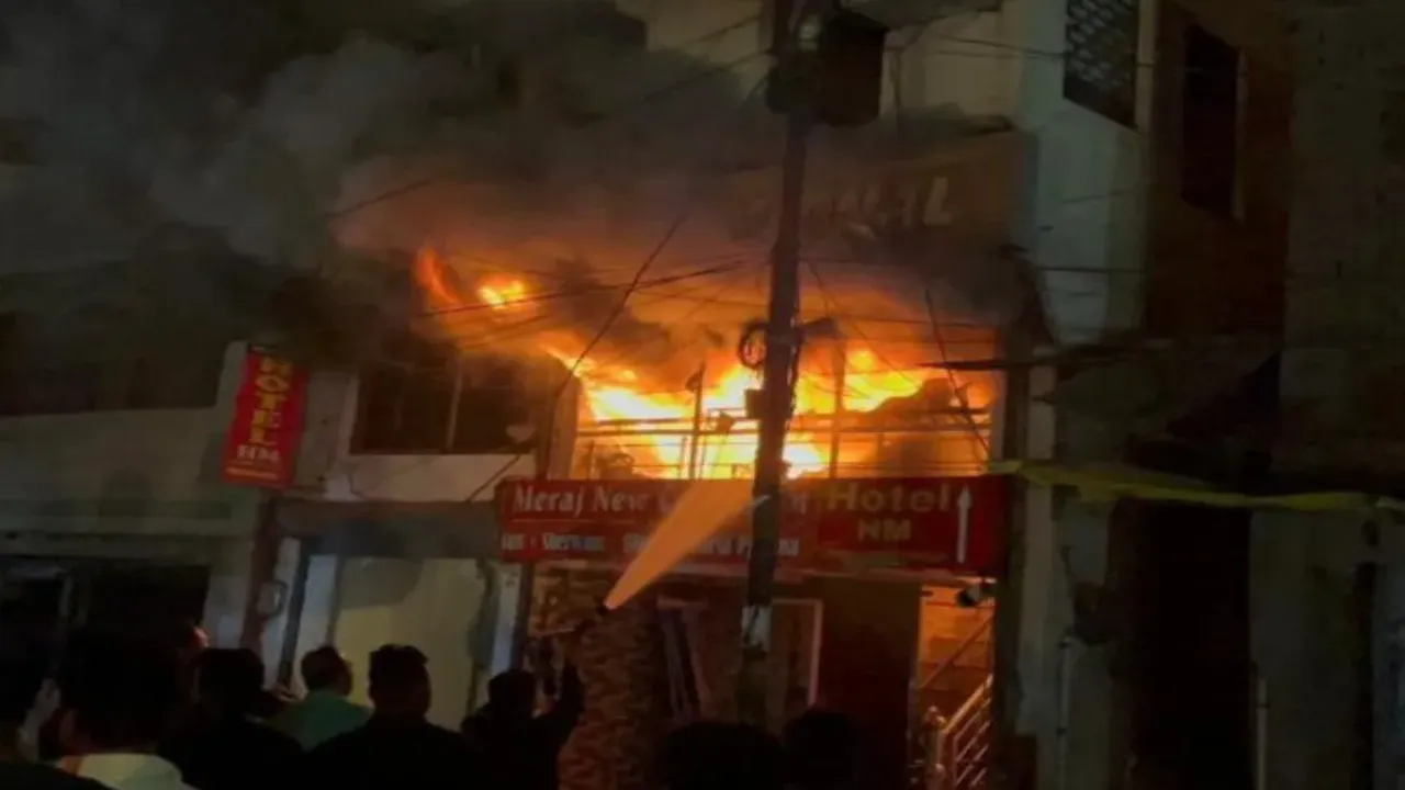 Varanasi News: होटल में लगी भीषण आग, पांच झुलसे