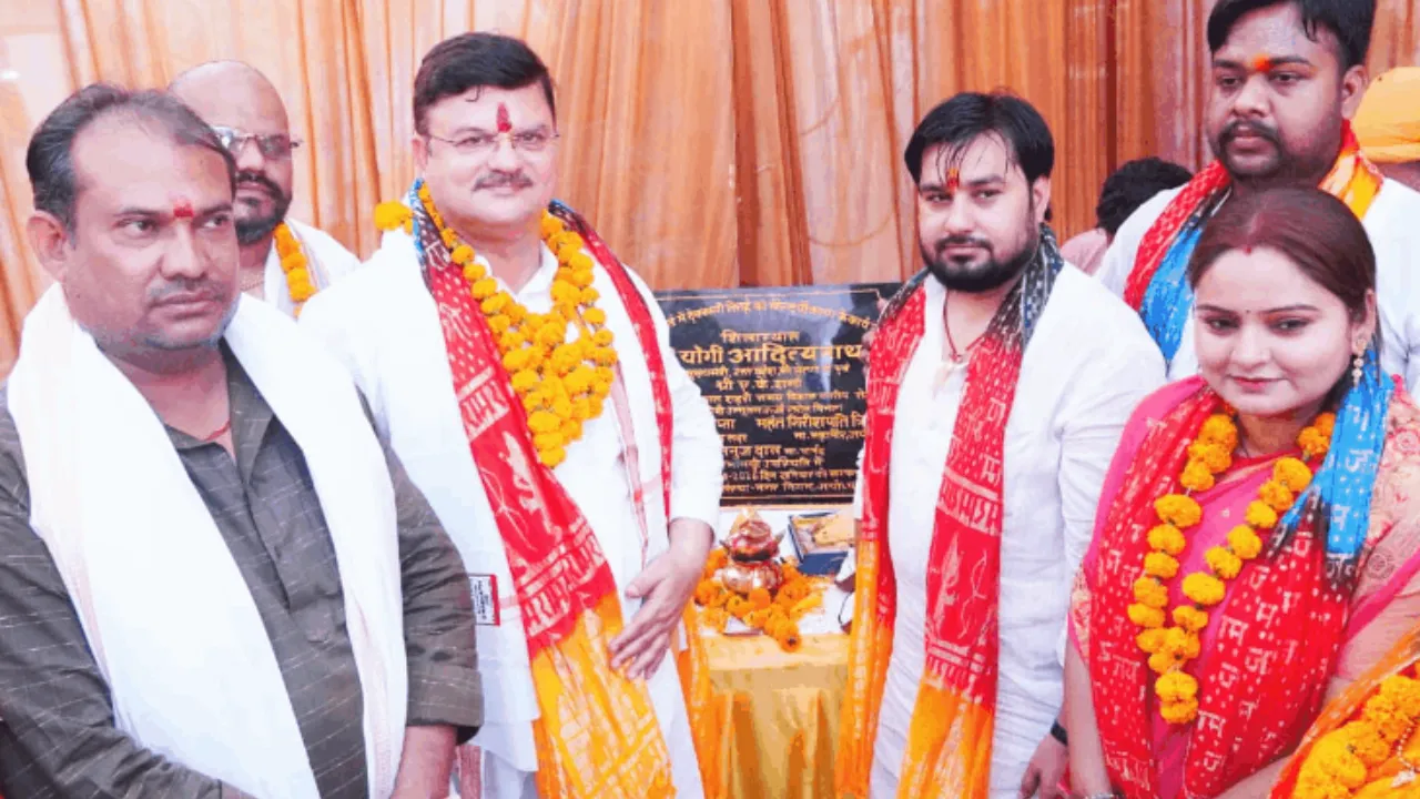 Ayodhya News: छोटी देवकाली तिराहे पर स्थापित होगी सिंदूर स्मृतिका, महापौर गिरीश पति त्रिपाठी ने स्मृतिका शिला पट का किया पूजन