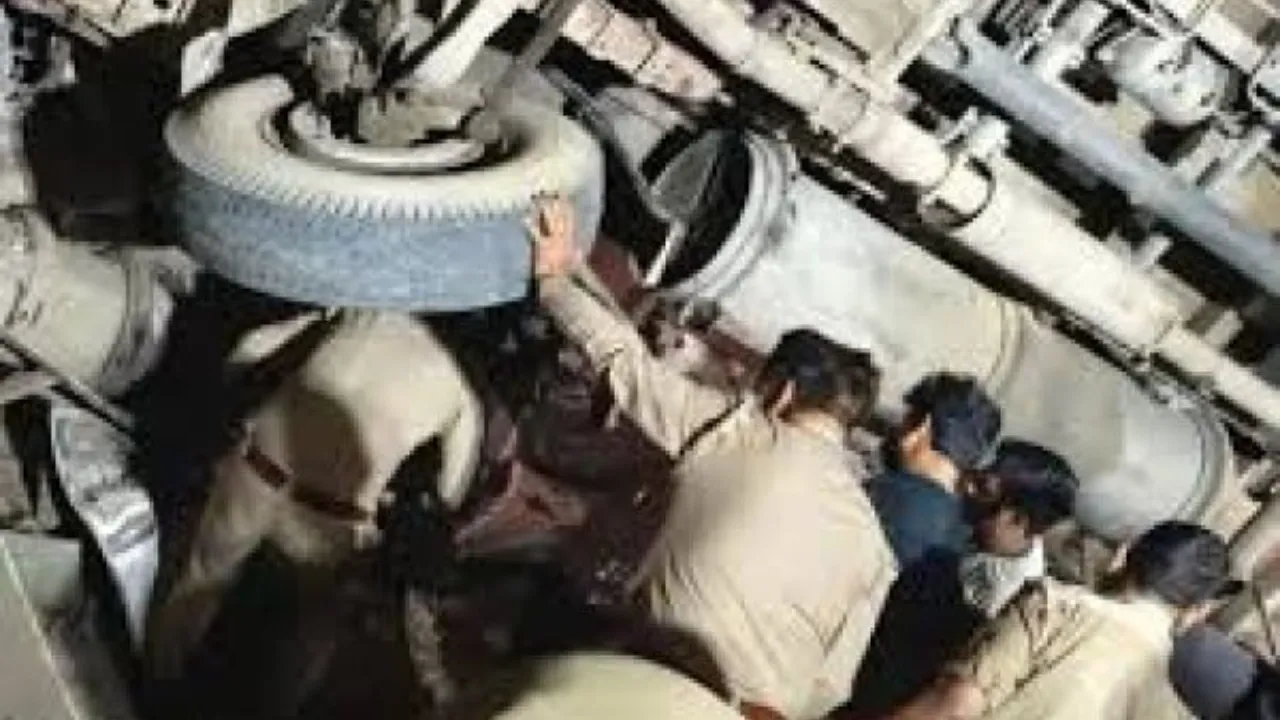 Gujarat Accident: सुरेंद्रनगर में भीषण सड़क हादसा, तेज रफ्तार ट्रक ने सात लोगों को कुचला, राहत-बचाव कार्य जारी
