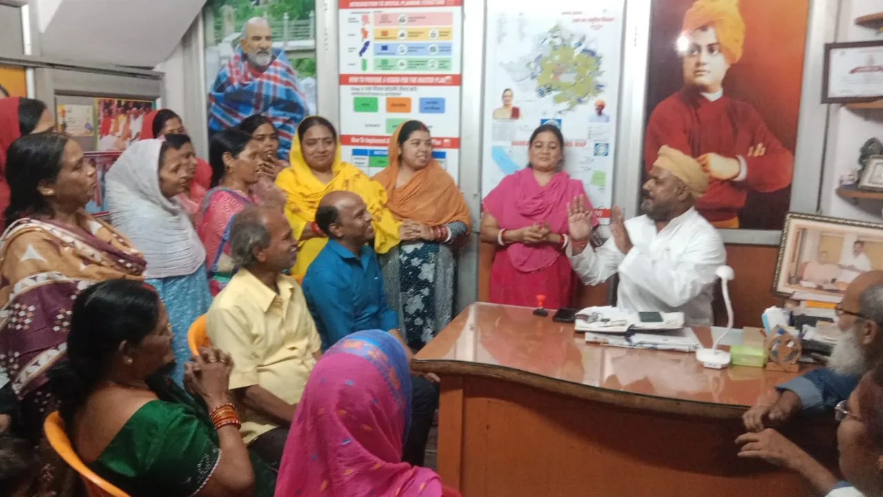 बढ़े बिल और कटौती से परेशान महिलाओं ने पार्षद का किया घेराव... स्मार्ट मीटर से बढ़ीं समस्याएं, समाधान की उठी मांग