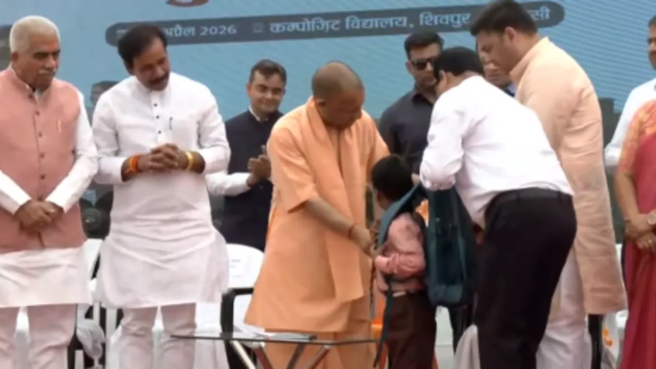 वाराणसी से सीएम योगी ने किया ‘स्कूल चलो अभियान’ का आगाज, कहा- पहले की सरकार में स्कूल की हालत बहुत खराब थी