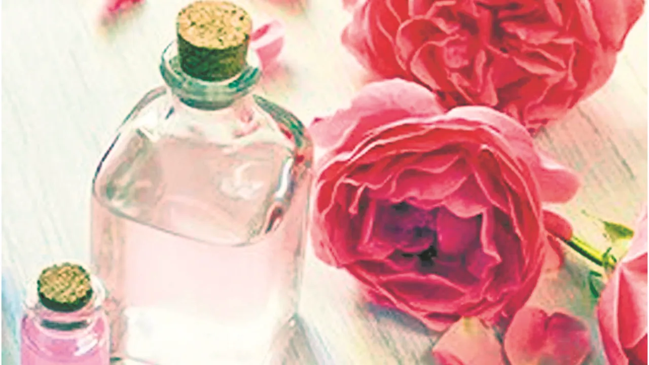 गर्मियों में त्वचा की देखभाल के लिए गुलाब जल