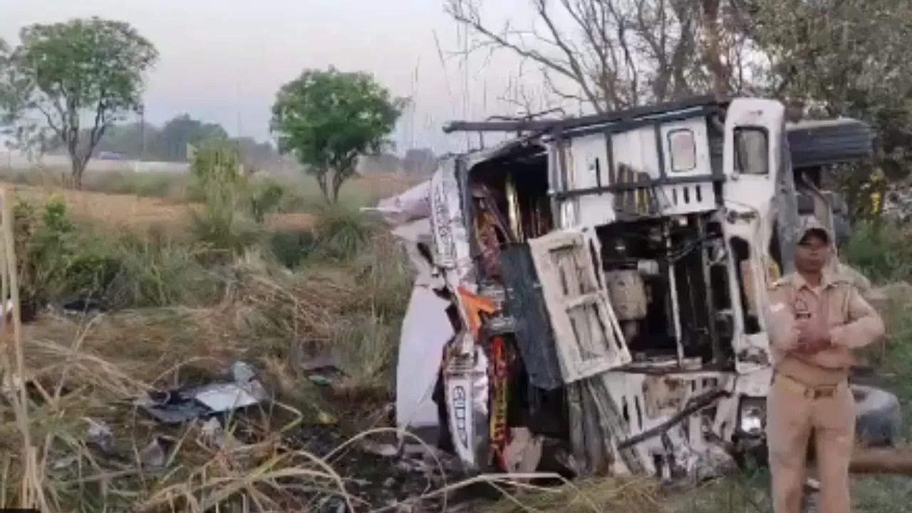 हापुड़ : शादी से लौट रही बस और ट्रक में जोरदार टक्कर, 6 बरातियों की मौत से पसरा मातम 