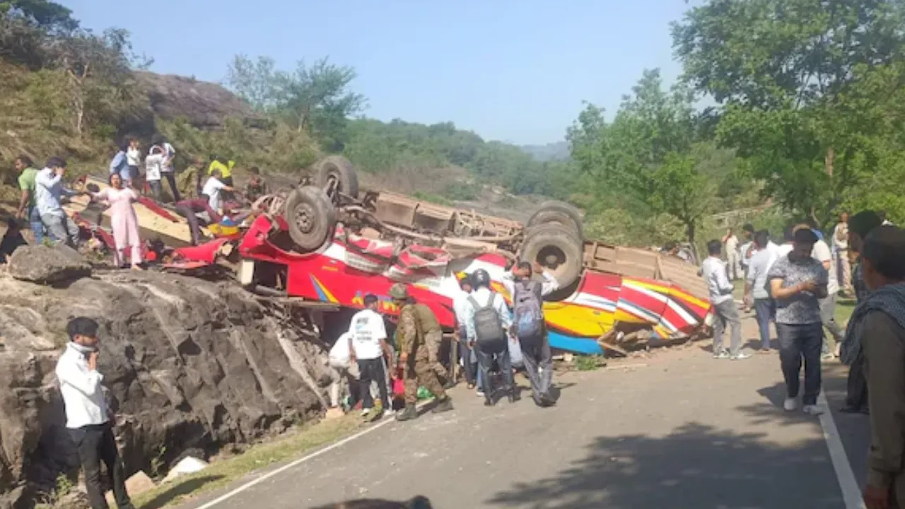 जम्मू-कश्मीर में दिल दहला देने वाला हादसा: रामनगर के कानोटे गांव में पहाड़ी से गिरी बस, 7 की मौत, कई घायल