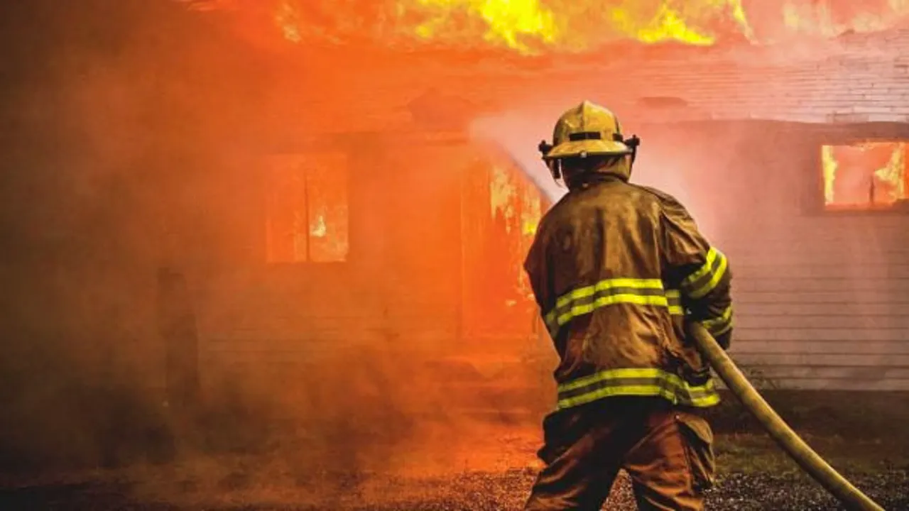 Fire Service Day: लखनऊ में एक साल में 2848 अग्निकांड, 250 भवनों के खिलाफ कार्रवाई शुरू