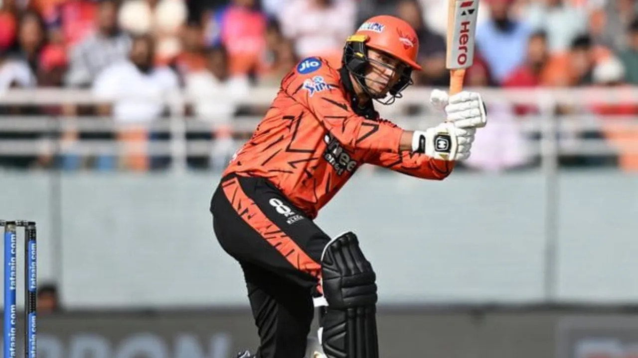 अभिषेक शर्मा ने उड़ा दिए पंजाब के गेंदबाज! सिर्फ 18 गेंदों में अर्धशतक, SRH ने रचा IPL इतिहास
