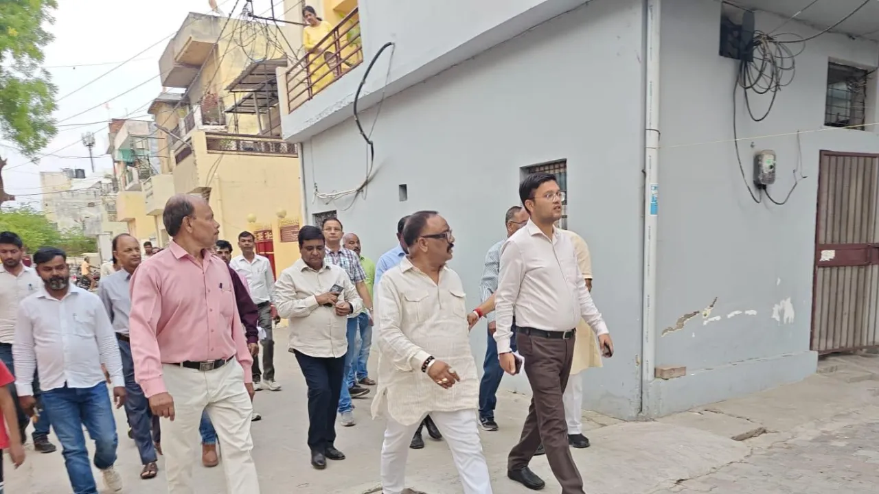 ऐशबाग वार्ड में नगर आयुक्त का सख्ती भरा औचक निरीक्षण: सीवर-सड़क और शौचालय निर्माण की दी एक माह की डेडलाइन