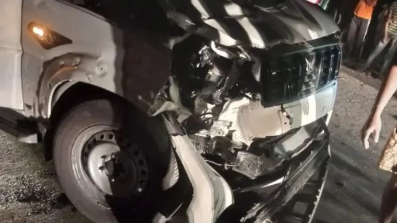 देवरिया में तेज रफ्तार कार की टक्कर से दो युवकों की मौत, शादी के कार्ड बांटकर लौट रहे थे घर