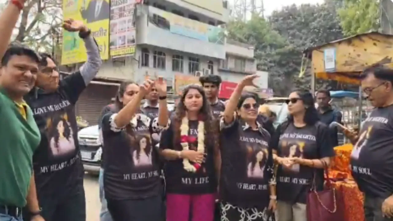 बेटी है बोझ नहीं... मेरठ में पति से तलाक के बाद रिटायर्ड जज ने बेटी का ढोल-नगाड़ों से किया स्वागत