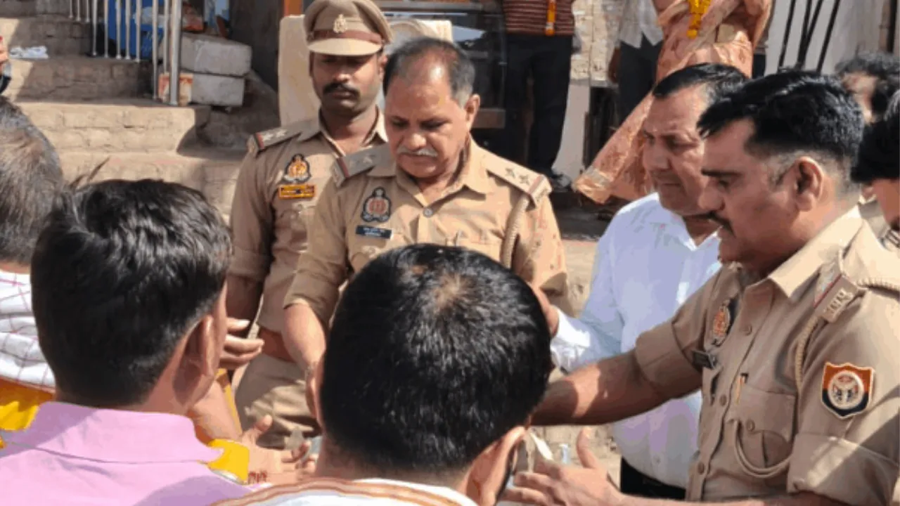 41 डिग्री पहुंचा पारा, स्कूलों में बच्चों को छांव में रखने के निर्देश; राम मंदिर में श्रद्धालुओं को दिया जा रहा ओआरएस घोल का पैकेट