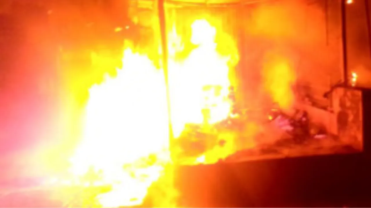 Lucknow News: मंडी में लगी भीषण आग, 20 से अधिक दुकानें जली, सिलेंडर में हुए धमाके