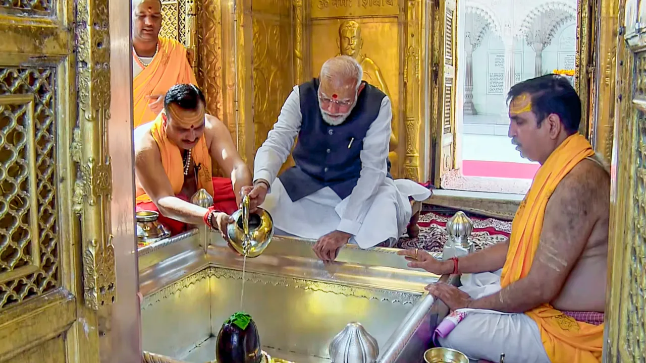 PM Modi Road Show: प्रधानमंत्री मोदी का भव्य रोड शो, शंखनाद और डमरू की गूंज के बीच पहुंचे काशी विश्वनाथ मंदिर