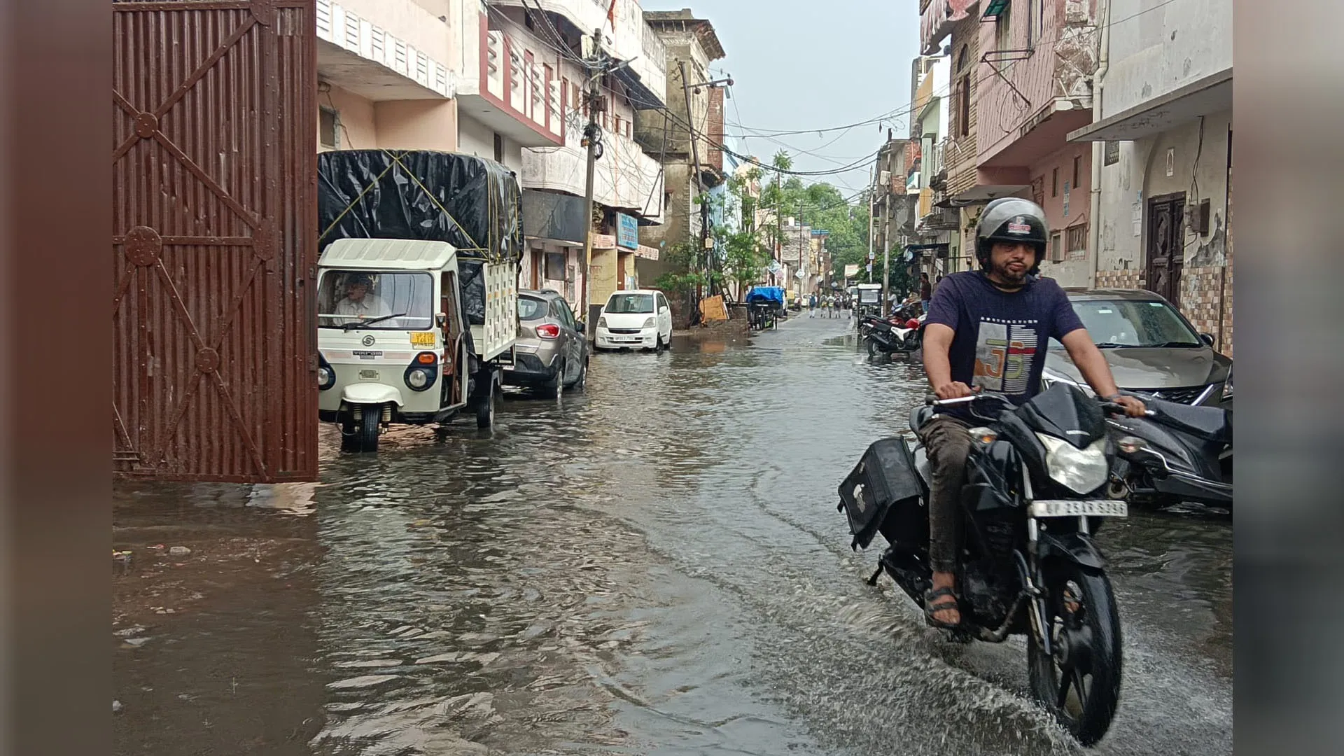 Bareilly: महज 20 मिनट की बारिश में शहर की सड़कें बनी नाला, सेटेलाइट पर जलभराव के बाद जाम 