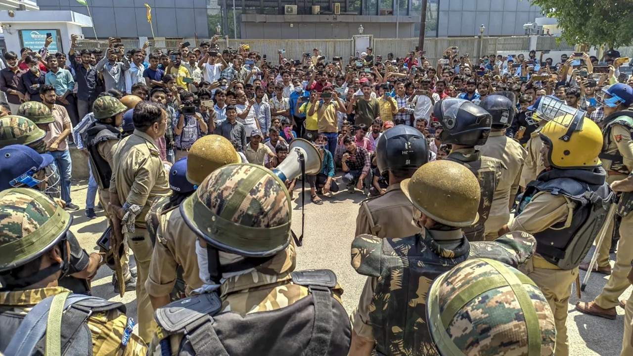 Noida Protest : पकड़ा गया नोएडा श्रमिक आंदोलन हिंसा का मास्टरमाइंड, पुलिस ने तमिलनाडु से आदित्य आनंद को दबोचा