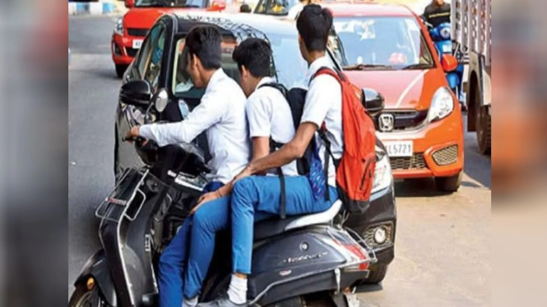 Moradabad: नाबालिग छात्रों के स्कूटी-बाइक चलाकर स्कूल आने पर लगेगी रोक