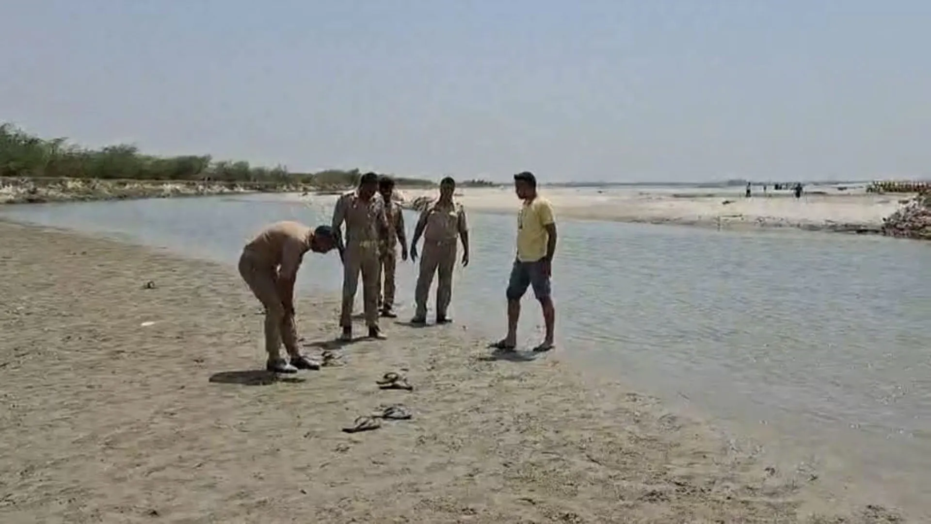 UP: गंगा स्नान के दौरान खनन ठेकेदार का मुंशी डूबा, नहीं लगा सुराग