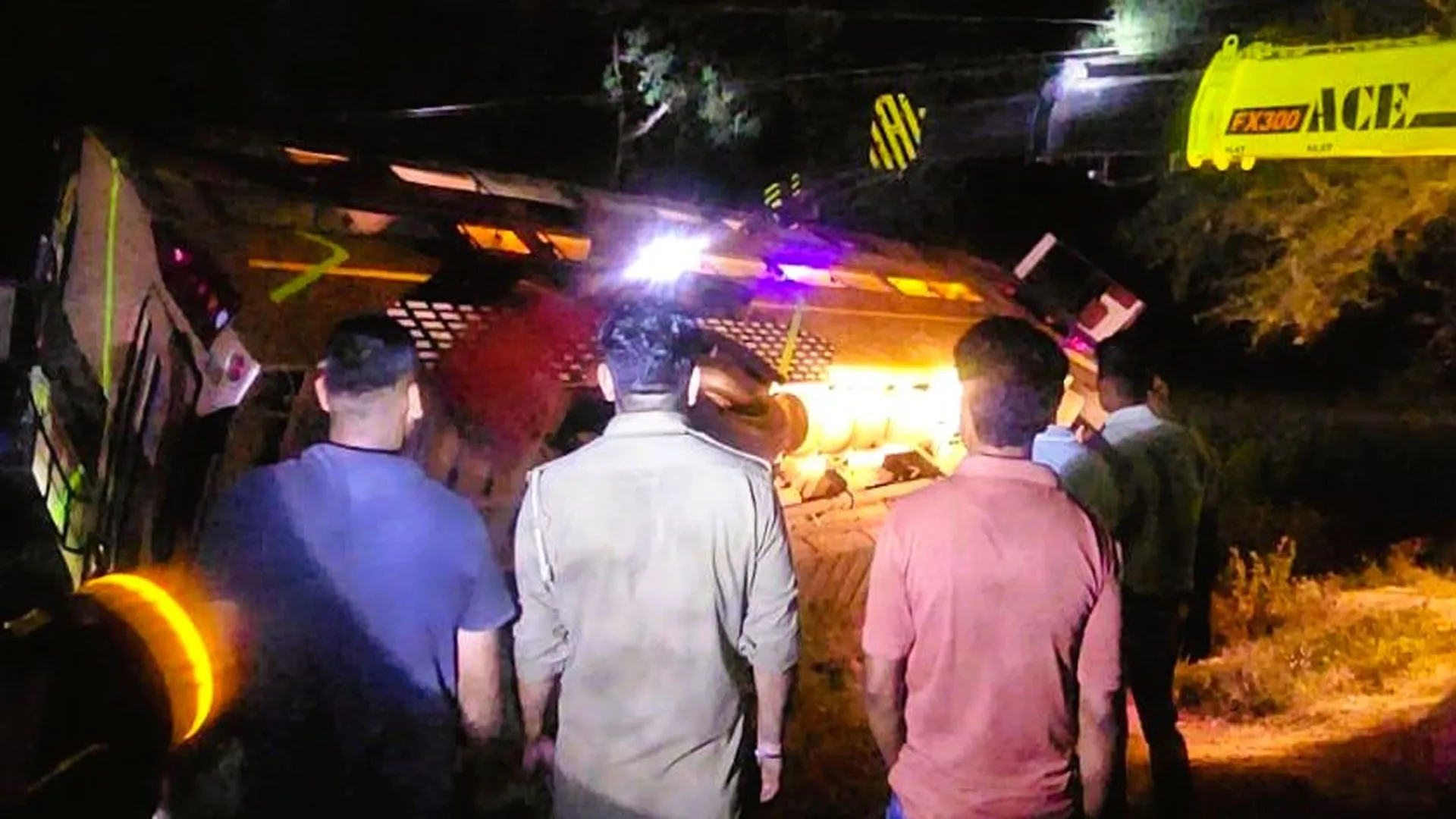 Moradabad: मूंढापांडे में बस पलटने से 50 यात्री घायल, चालक नशे की हालत जा रहा था हरियाणा