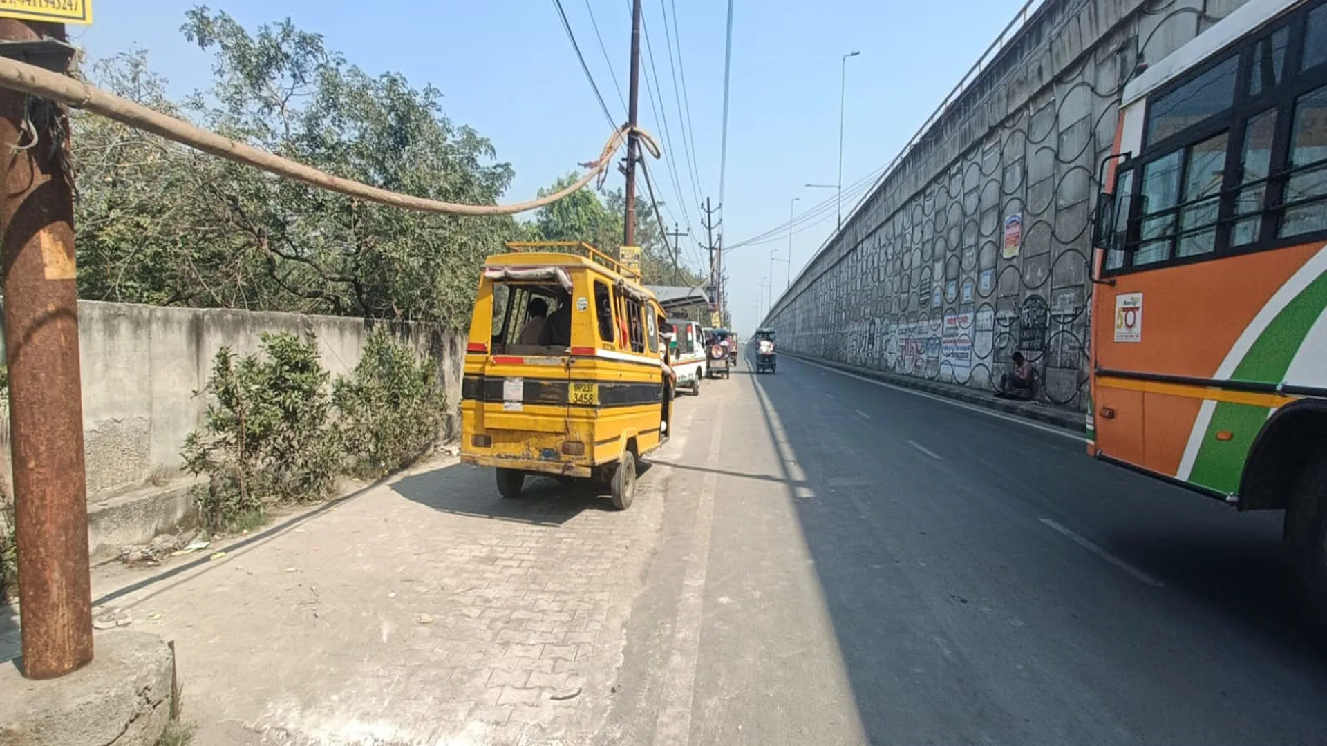 UP:बेखौफ चालक ओवरलोड सवारियां लादकर लगा रहे दौड़