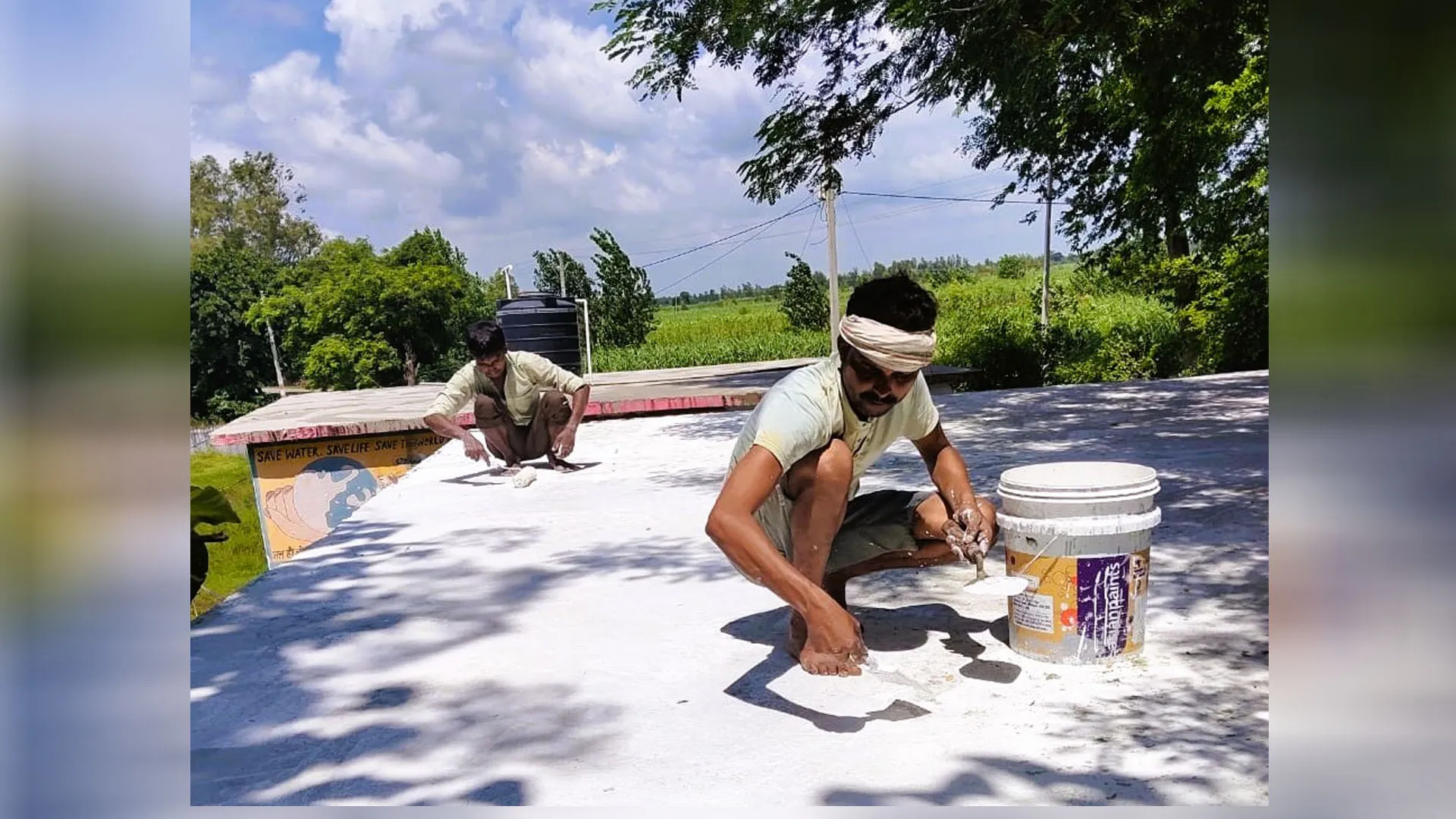 Moradabad: सरकारी भवनों का लू और गर्मी से बचाव करेगा सफेद रूफ टॉप