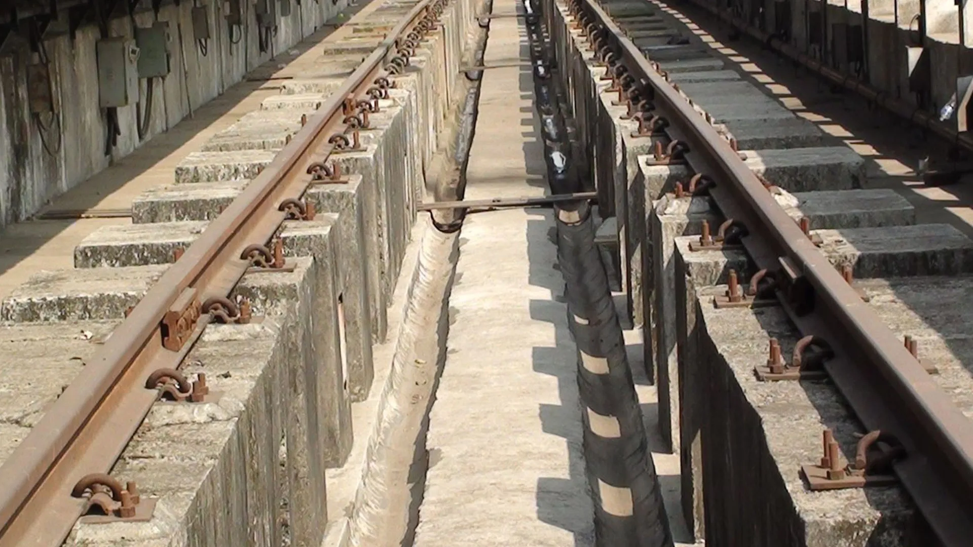 Uttrakhand: पिट लाइन में मरम्मत के दौरान अचानक चल पड़ा डिब्बा, बड़ी दुर्घटना टली