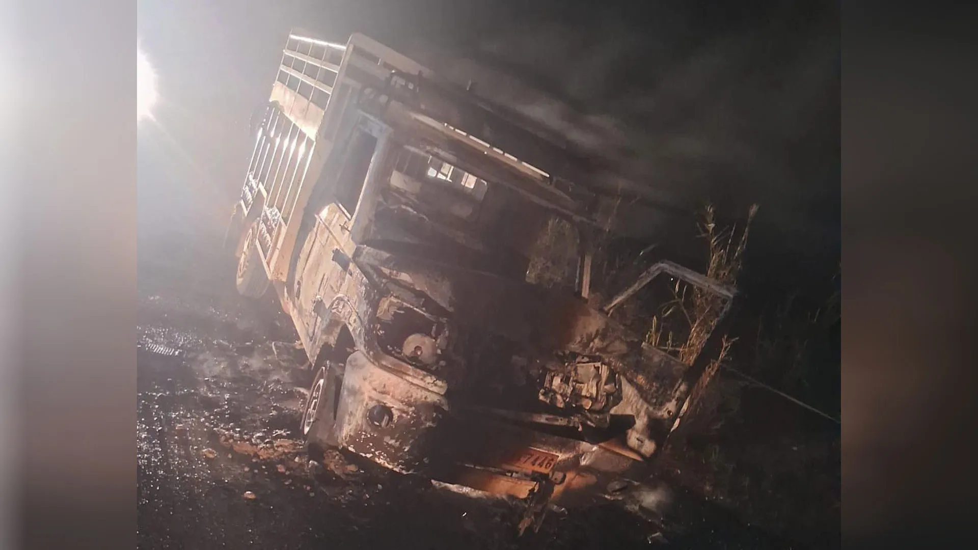 UP:चलती पिकअप में लगी आग, चालक ने कूदकर बचाई जान