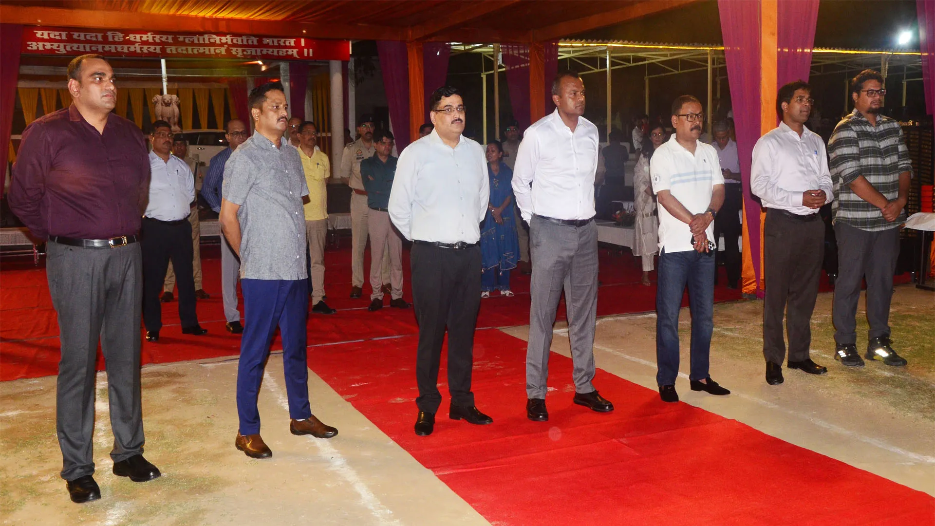 खाकी के दो रंग:कड़क अनुशासन और मिल-जुलकर खाना