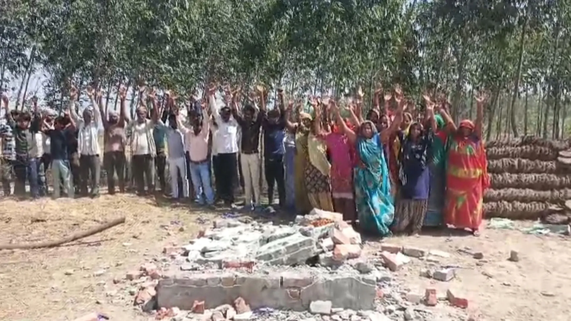 UP:अंबेडकर प्रतिमा हटाने पर गांव में विवाद, पुलिस-ग्रामीण आमने-सामने