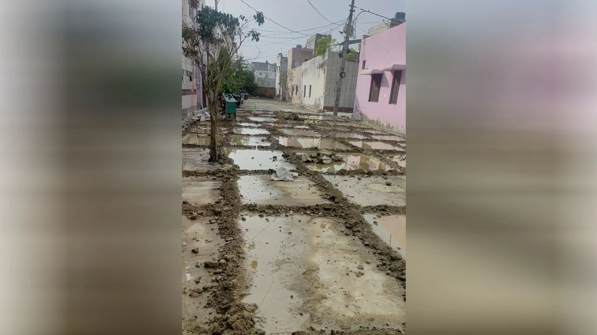 Bareilly: रामायण वाटिका कॉलोनी में सड़क पर पड़ी दरारें, मिट्टी डाल बना दीं क्यारियां