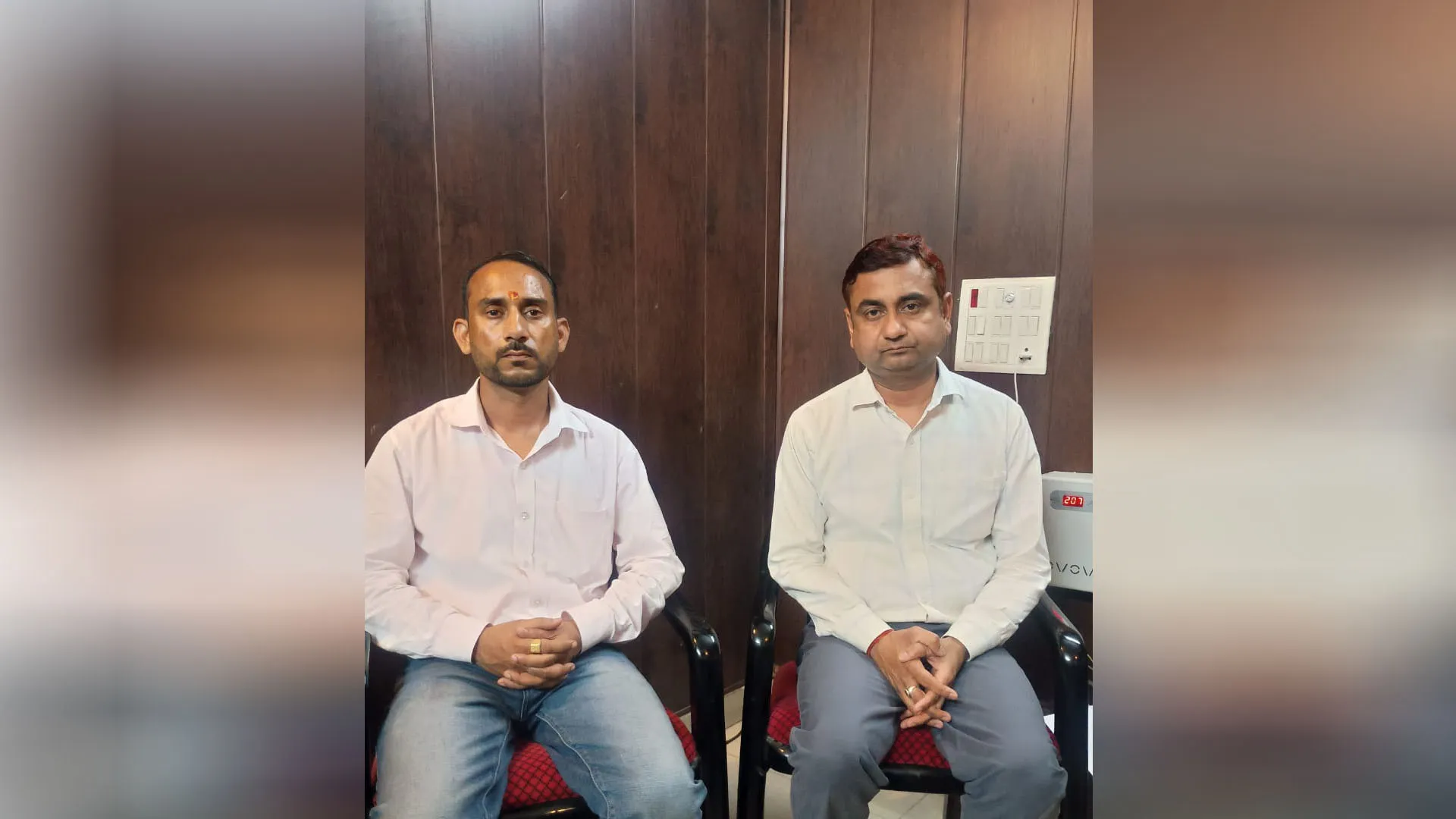 UP:बीएसए दफ्तर  से एमडीएम समन्वयक और कम्प्यूटर ऑपरेटर रिश्वत लेते गिरफ्तार