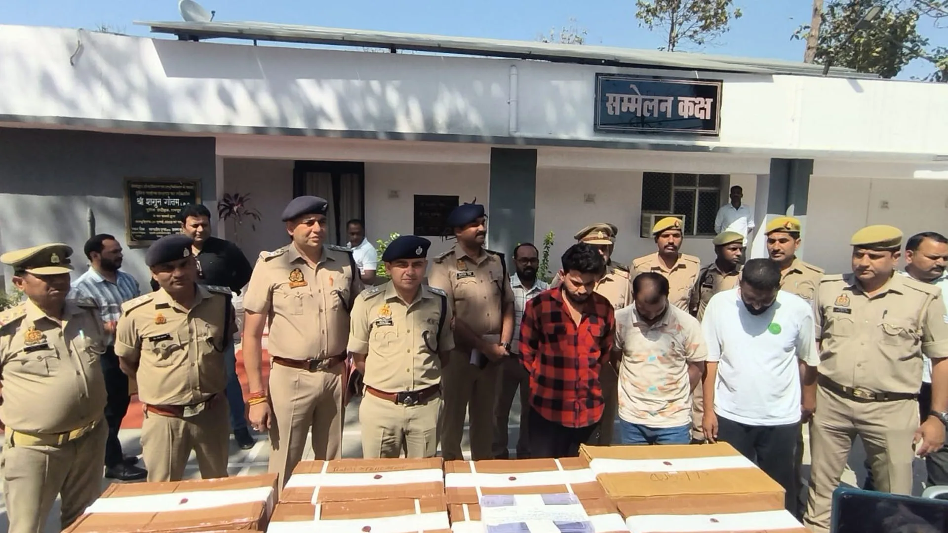 UP: कोडीनयुक्त कफ सीरप सहित 15 लाख की प्रतिबंधित दवाओं के साथ तीन गिरफ्तार, दो फरार